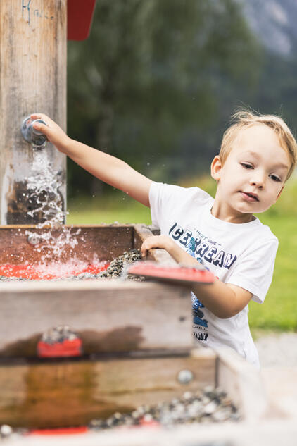 Wasserspaß - Spielplatz Dolomitenhof © Martin Lugger