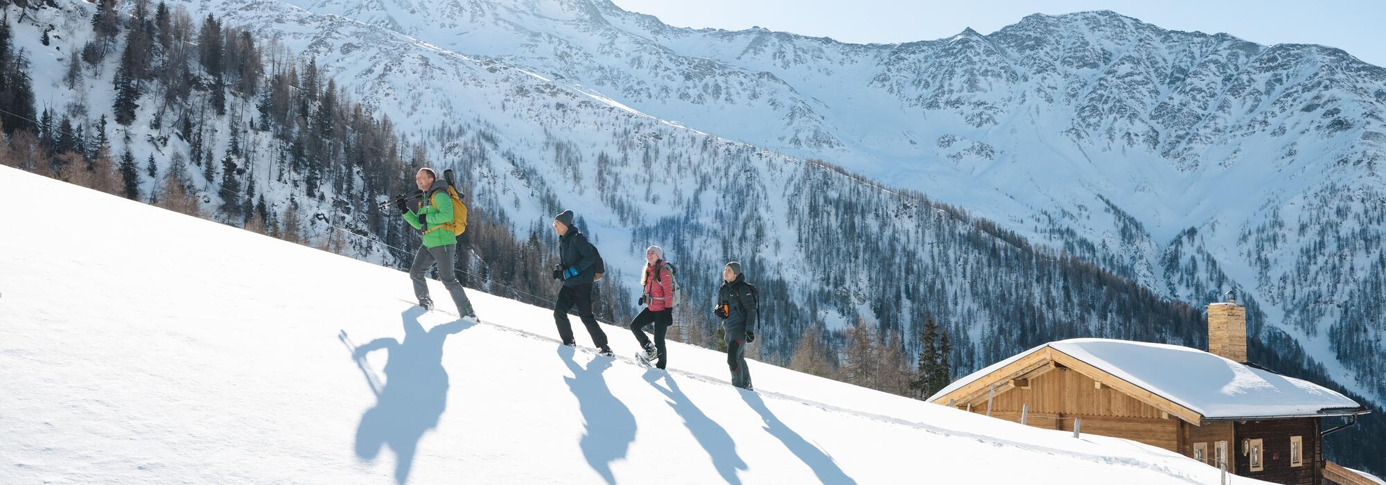 Wildtierbeobachtungen bei Winterwanderung mit Naturpark Ranger