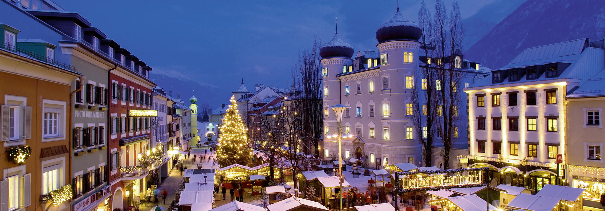 beleuchteter Lienzer Advent- und Christkindlmarkt am Abend