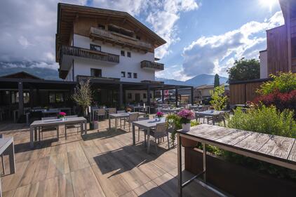 Sonne tanken auf der Terrasse des Dolomitenhofs