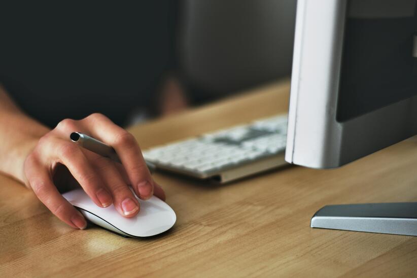 Hand mit Maus vor Computer © pexels.com / Vojtech Okenka